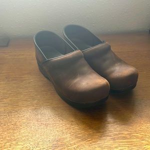 Womens Dansko Clogs in good condition, barely worn size 40 Wide (8.5 in Womens)